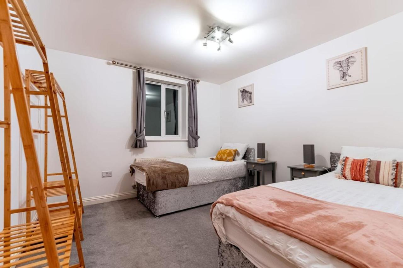 80 Clayburn By Incredible Stay Питерборо Екстериор снимка